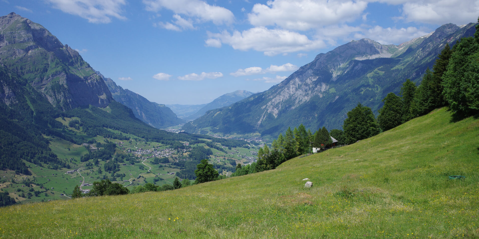 Unsichtbarer Weg über Wiese