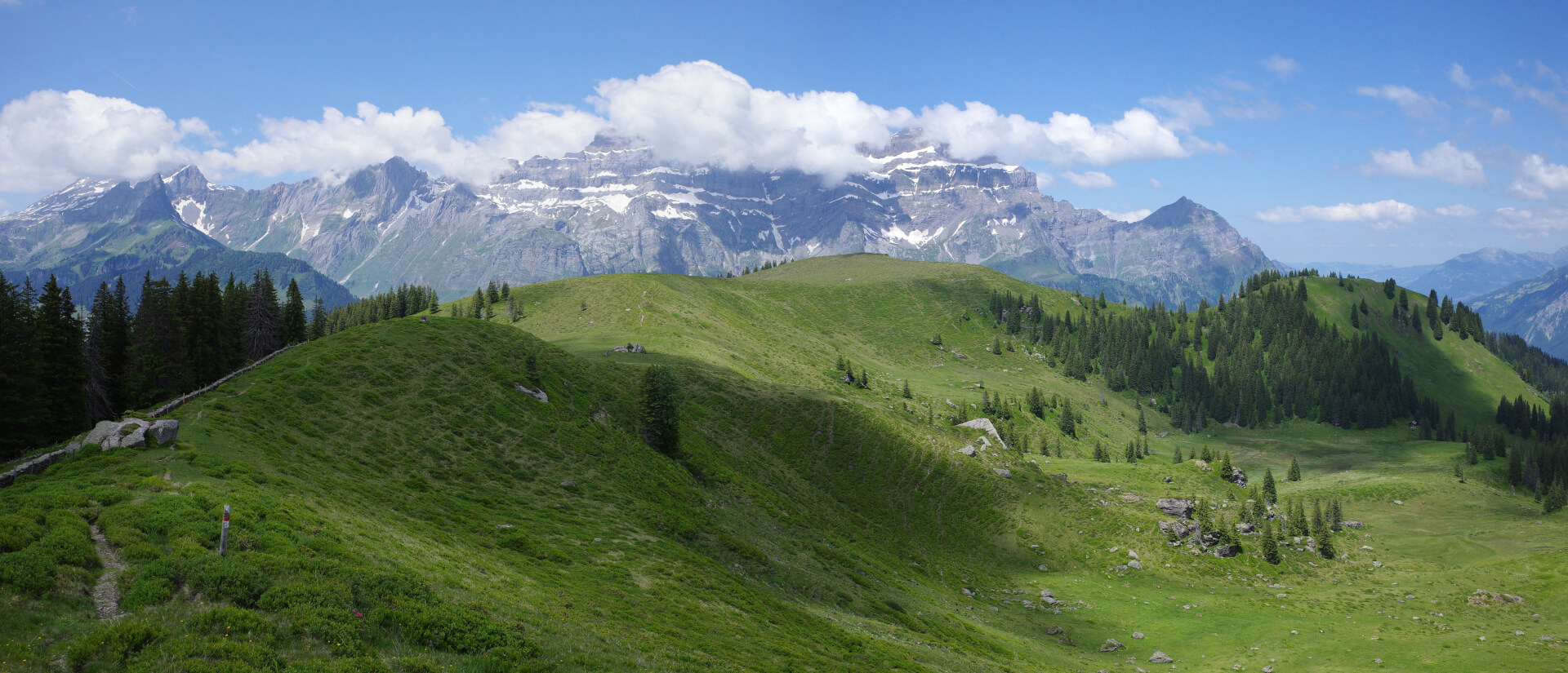 Wanderweg über Höhenzug