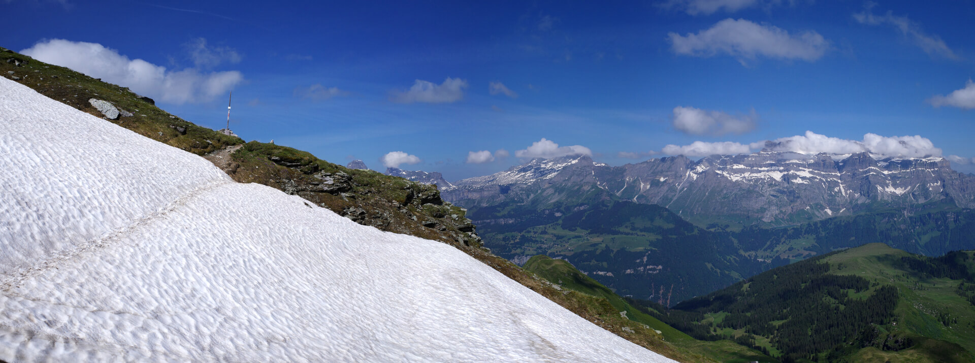 Wanderweg über Schneefeld