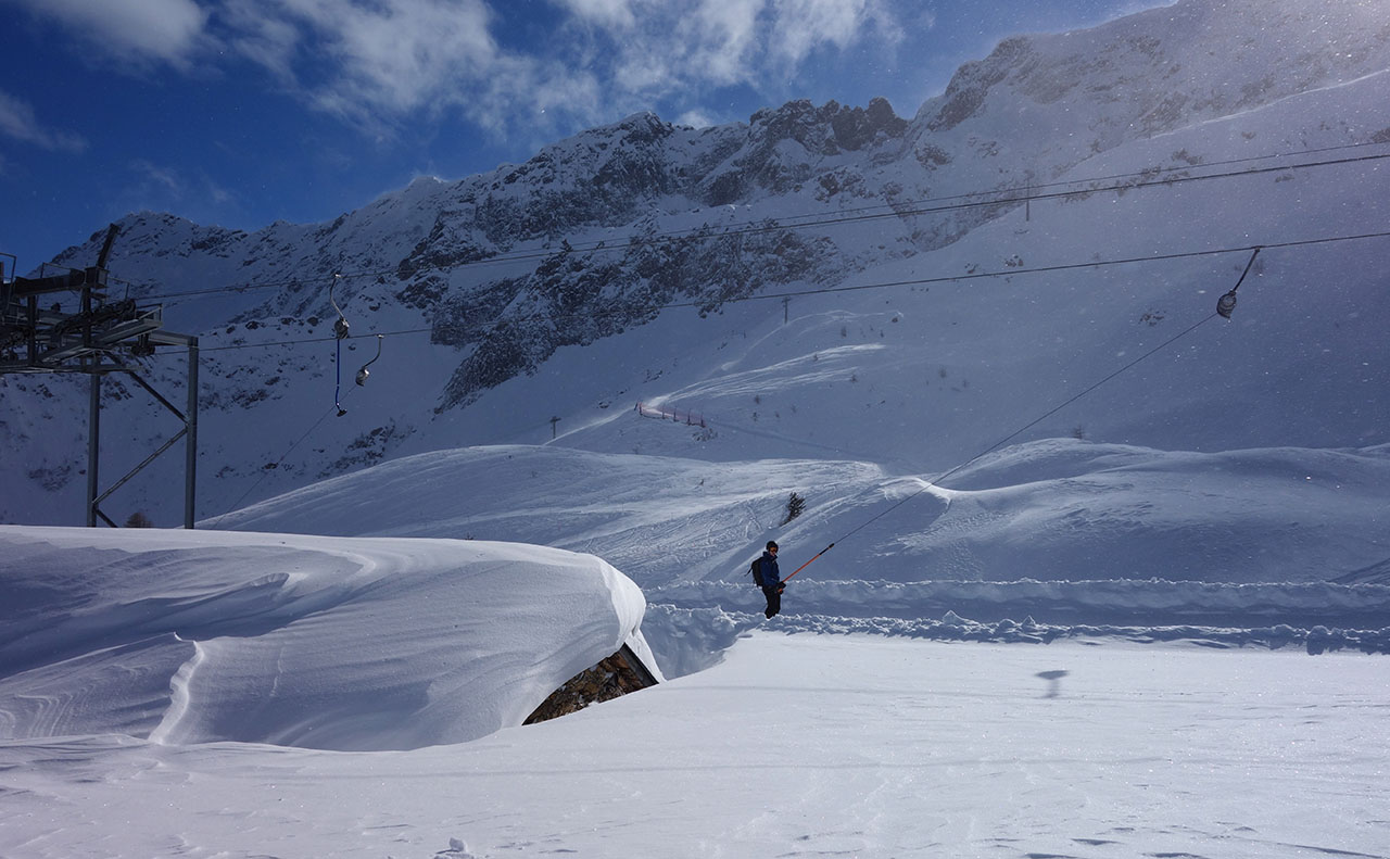 Im Schnee vergrabenes Haus