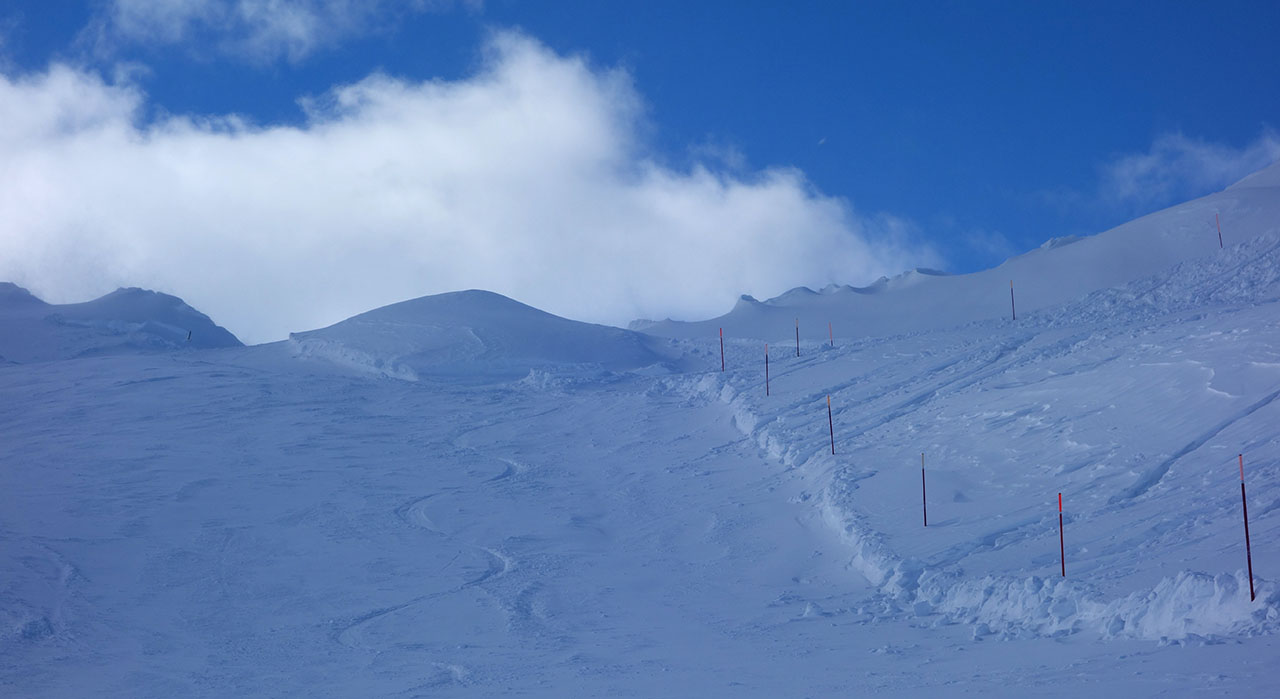 Neuschnee auf Piste