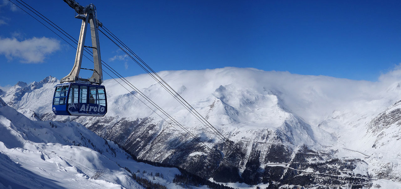 Schwarze Piste unter Seilbahn