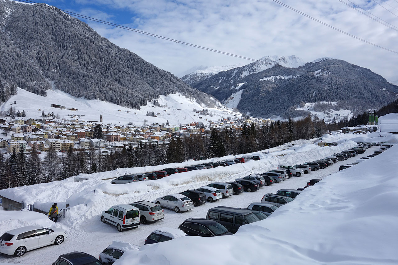 Verschneiter Parkplatz
