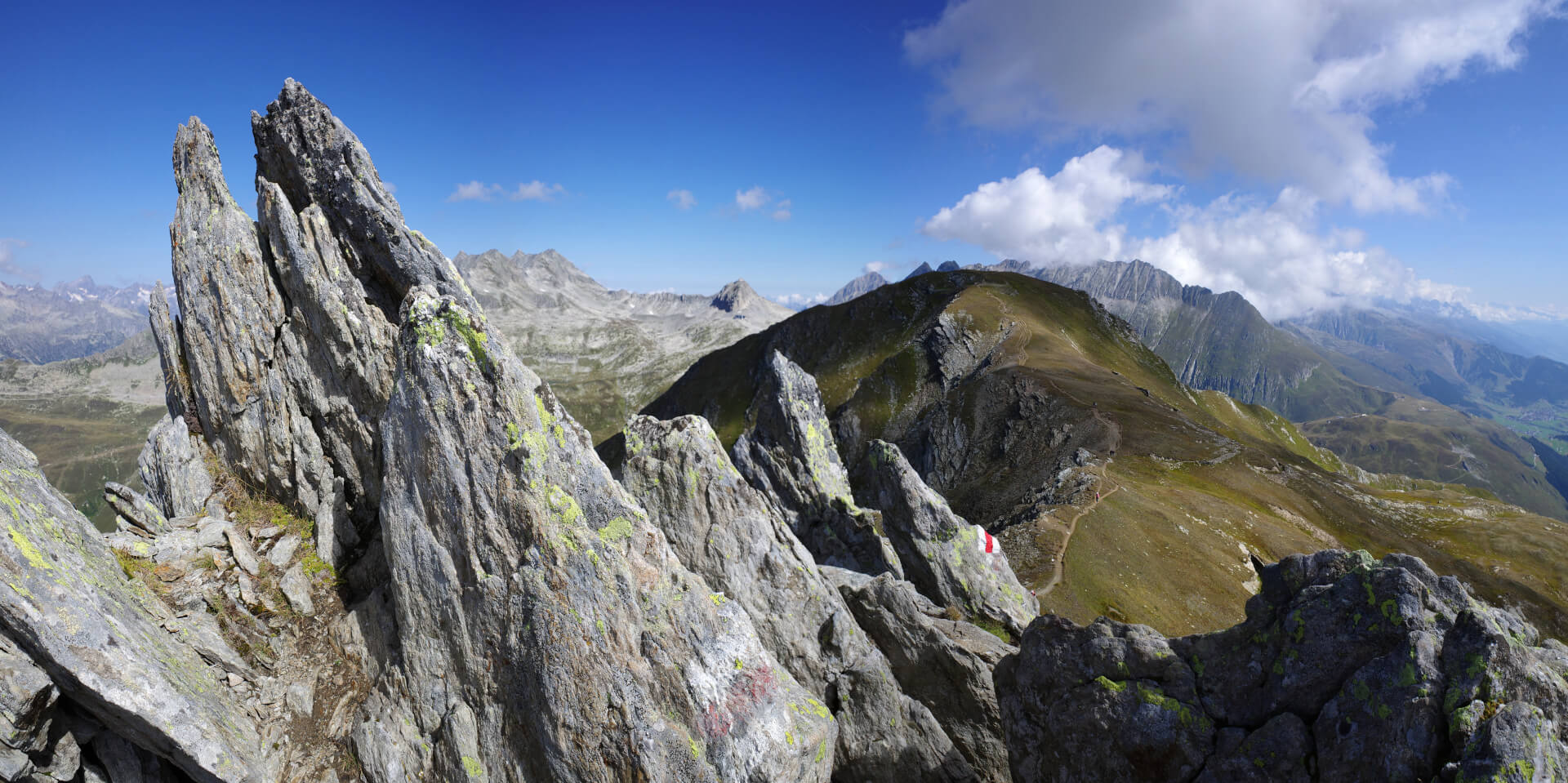 Bergweg durch Fels