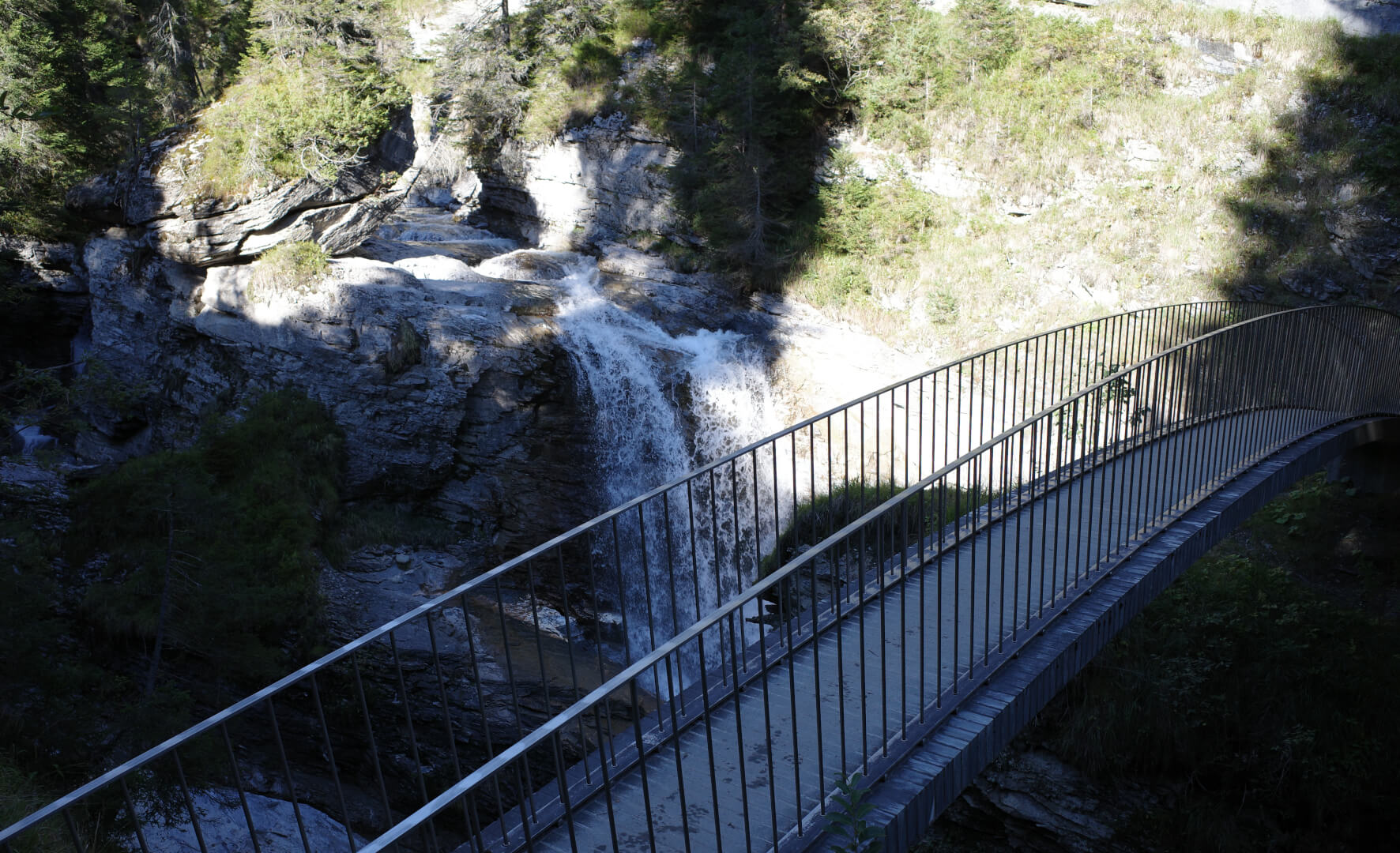 Brücke mit Wasserfalls