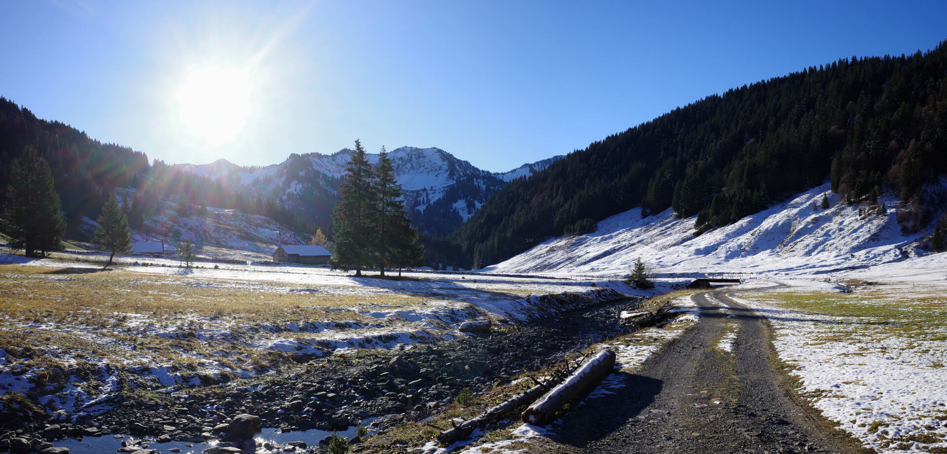 Fahrweg durch flaches Tal