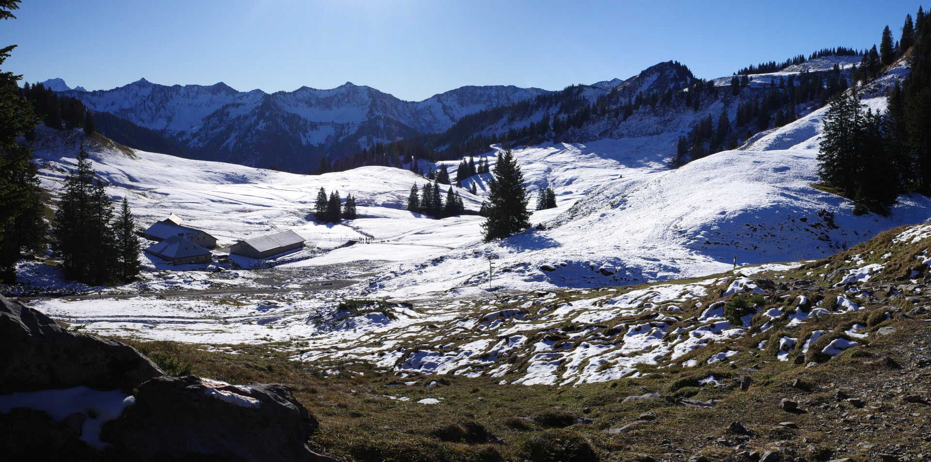 Schnee auf flachen Wiesen