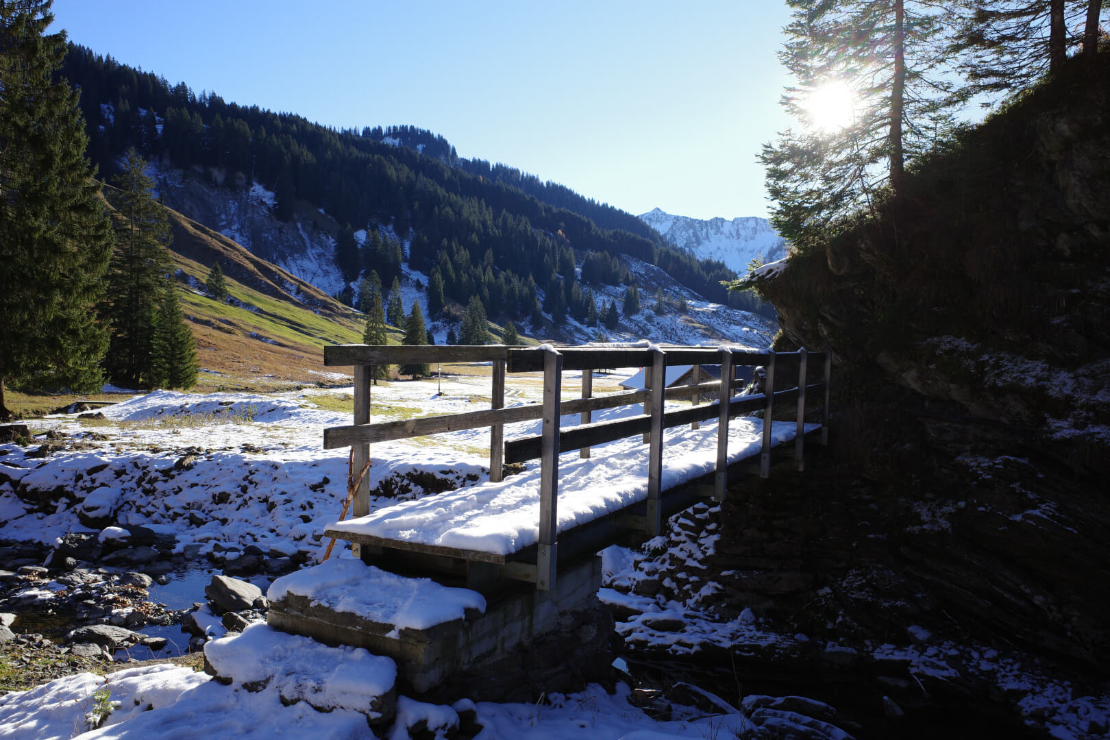 Verschneite Brücke