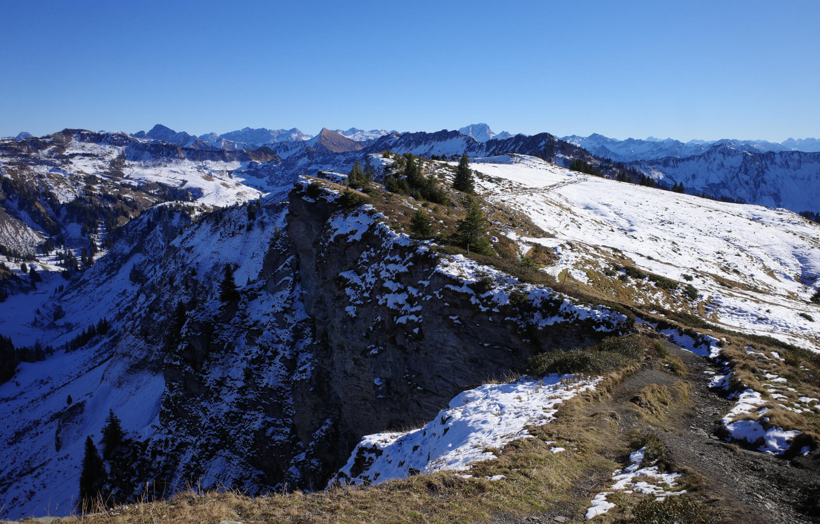 Weg entlang der Felskante
