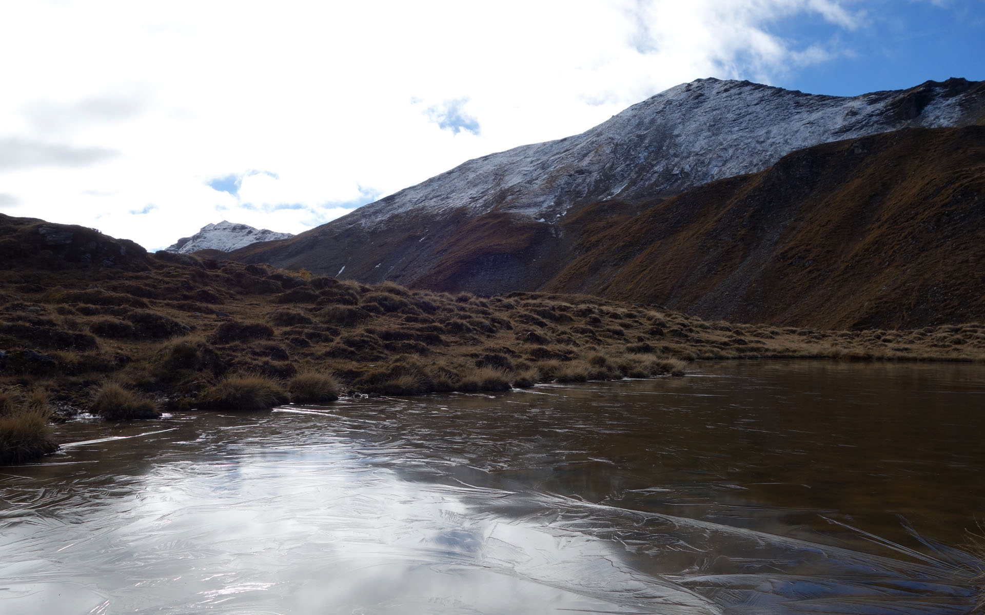 Gefrorener Bergsee