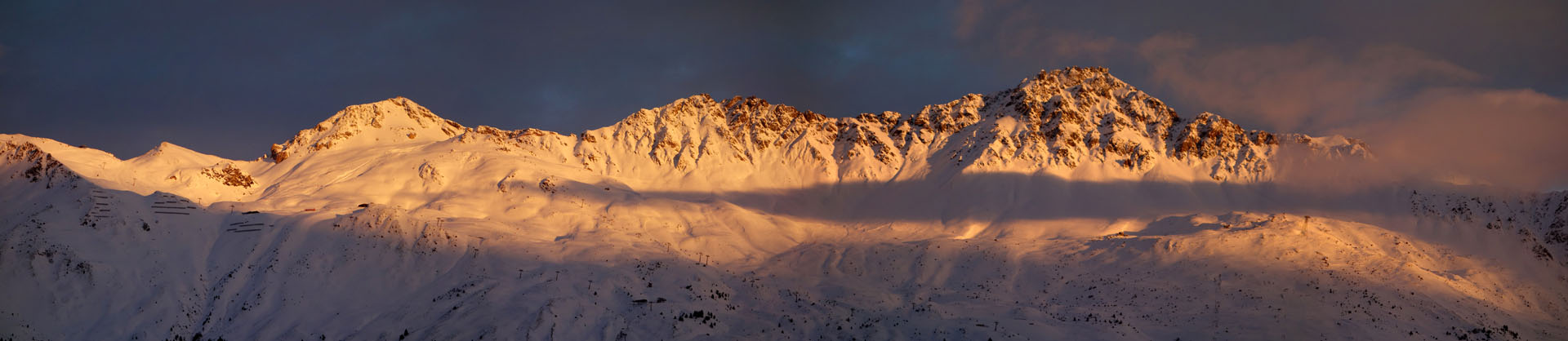 Bergkette im Abendlicht