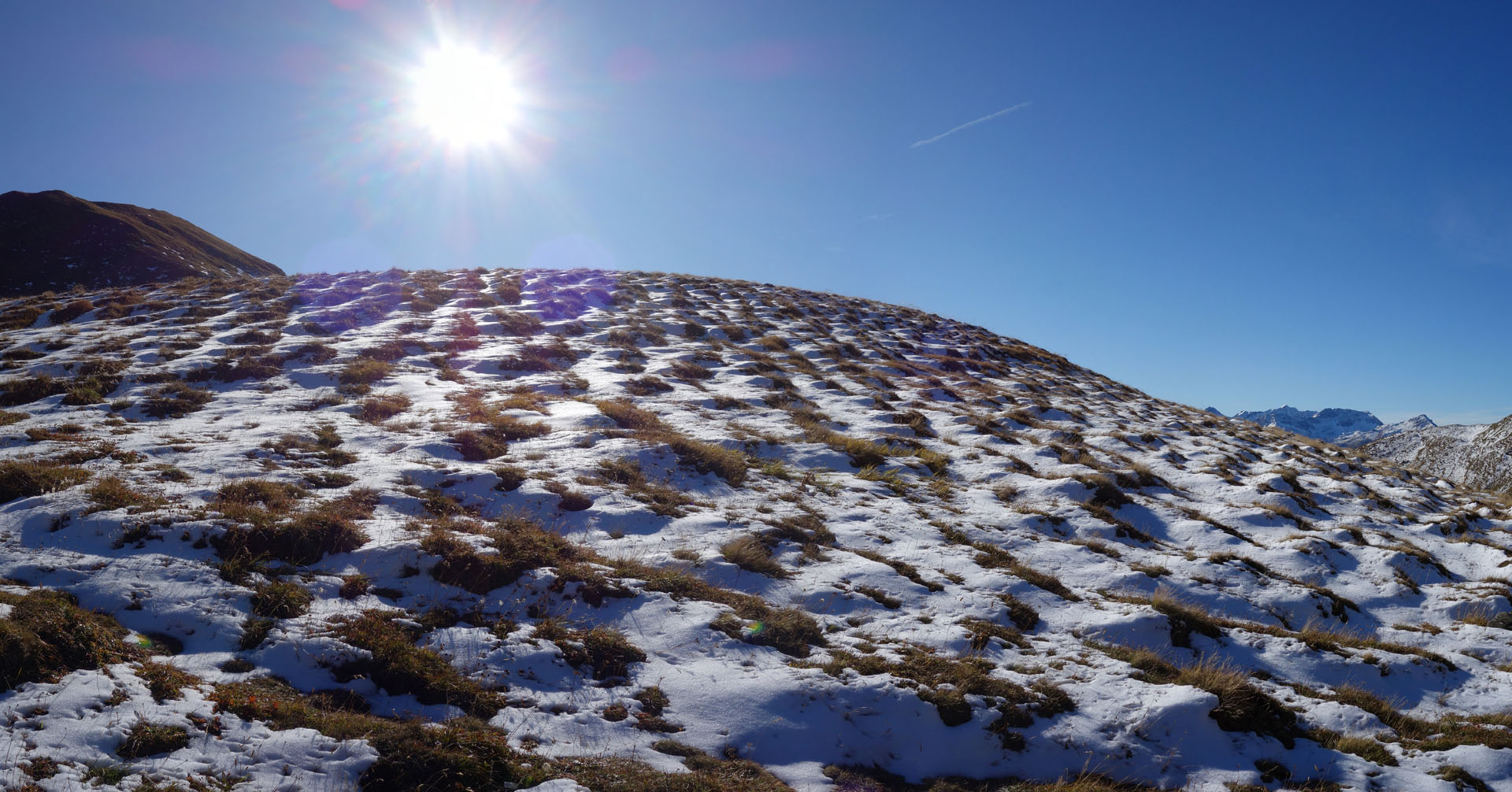 Schnee zwischen Gras