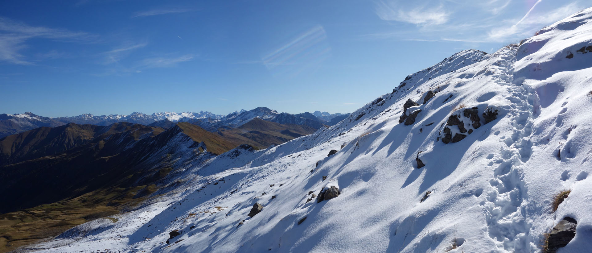 Wanderweg durch Schnee