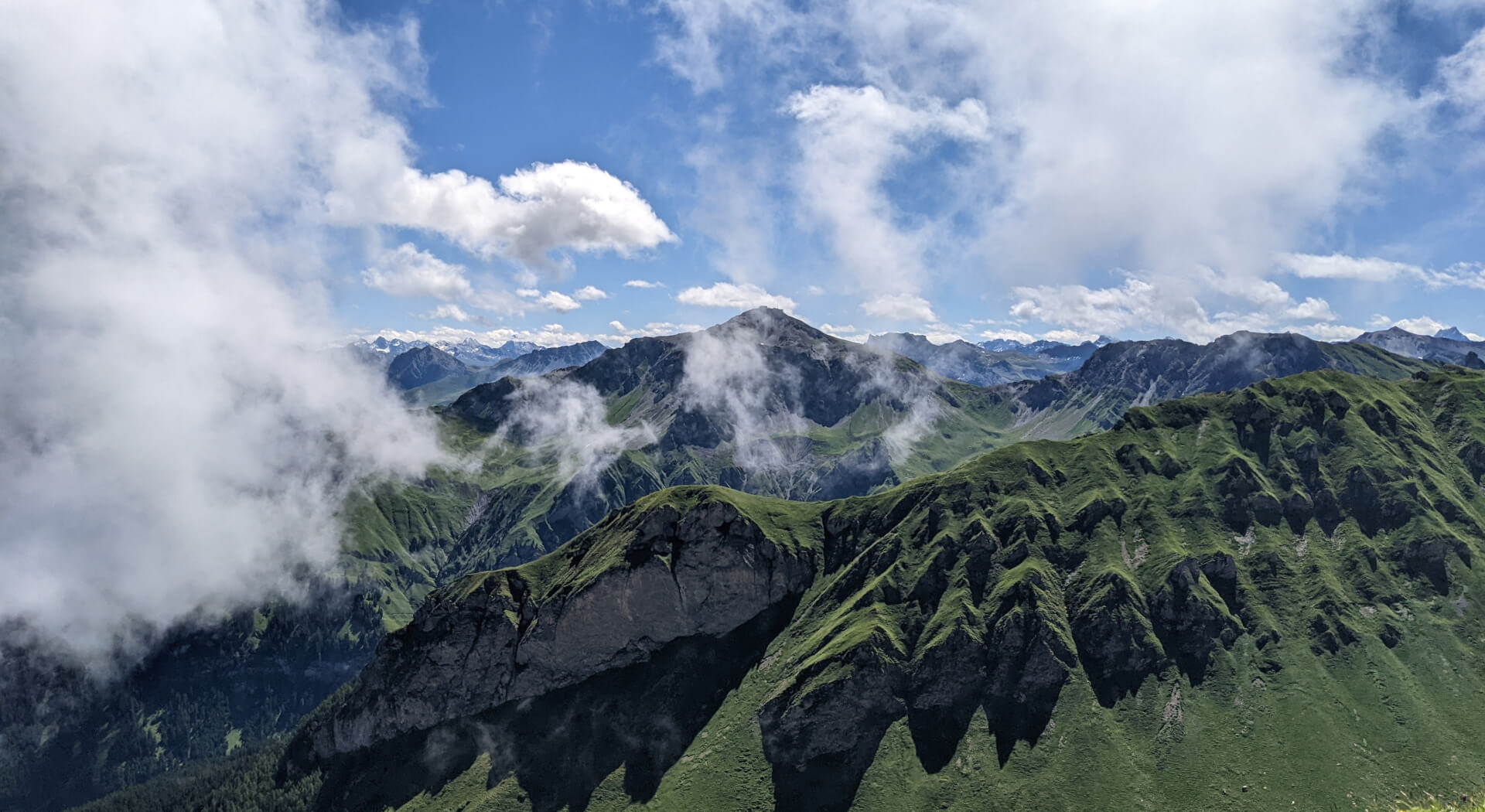 Berge mit Wolken