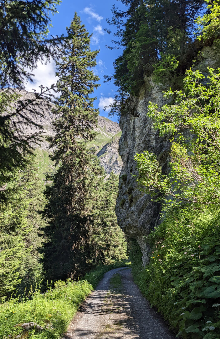 Straße unter Fels