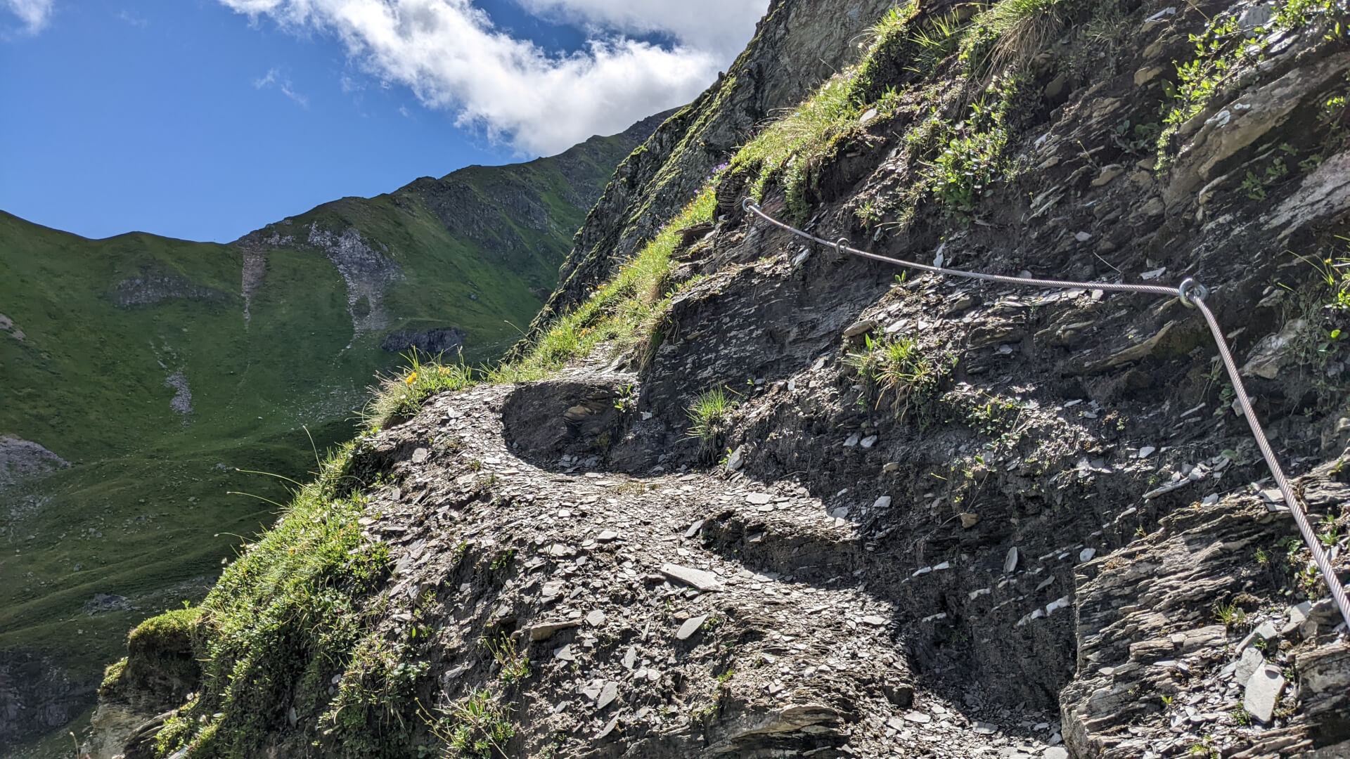 Wanderweg mit Drahtseil