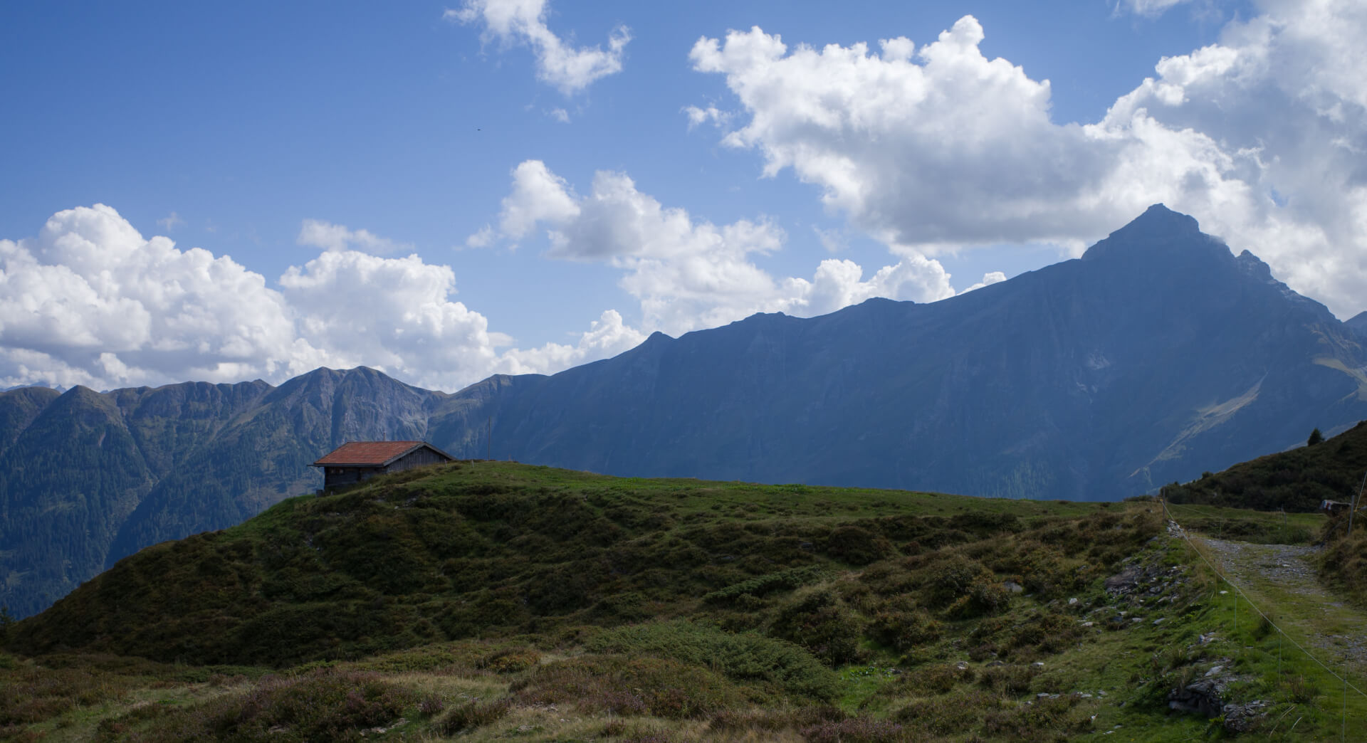 Hütte vor Piz Beverin