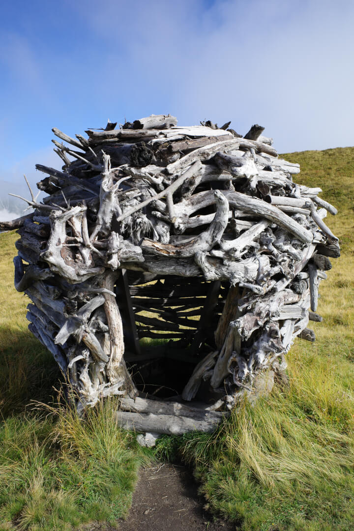 Urige Wurzelhütte