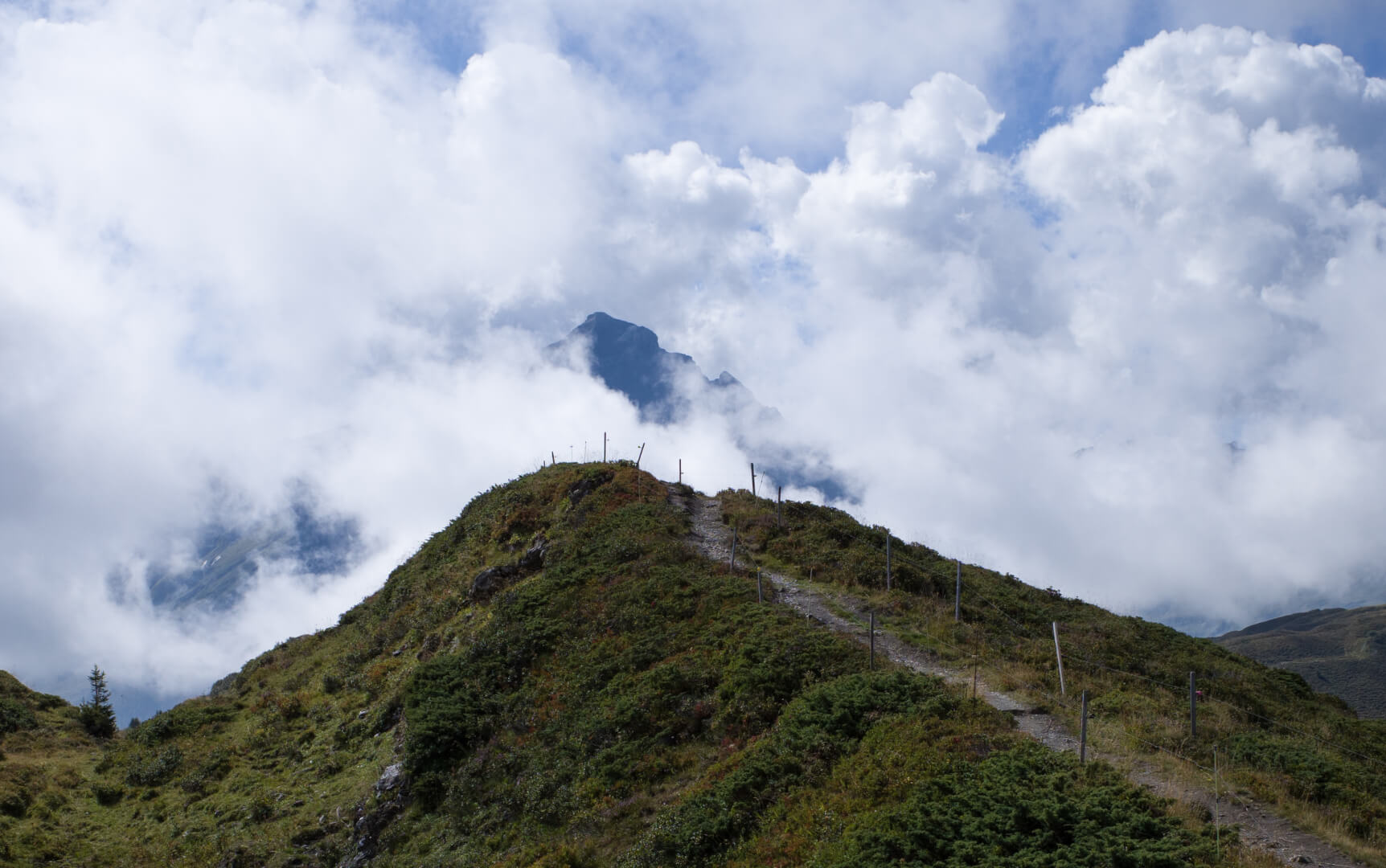 Wanderweg mit Piz Beverin