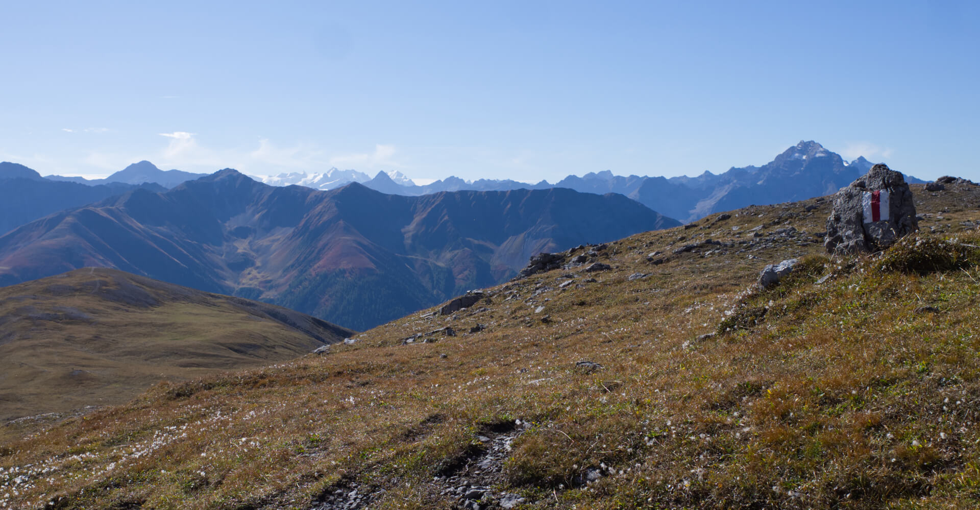 Bergweg mit Berninagruppe