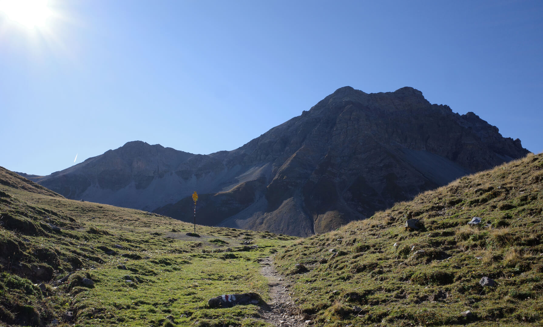 Wegweiser mit Valbellahorn