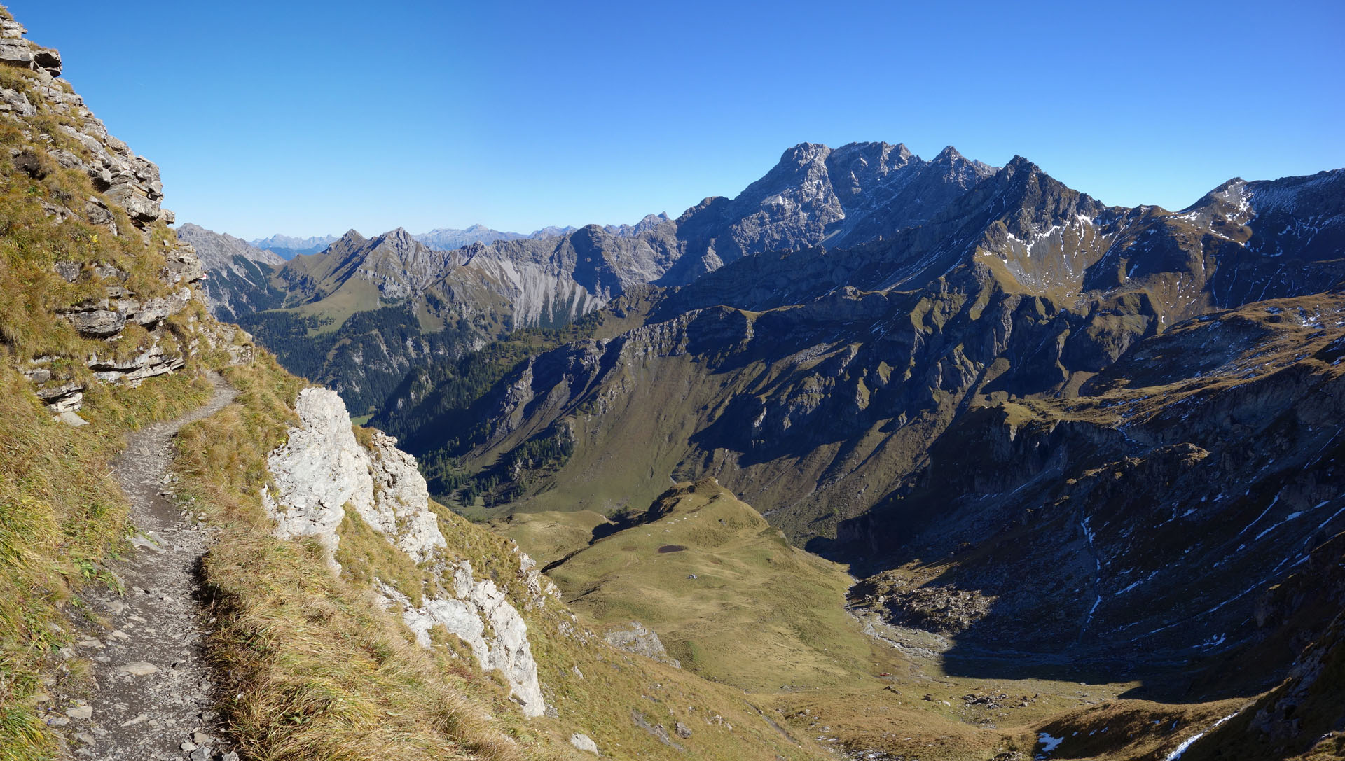 Weg an steilem Hang