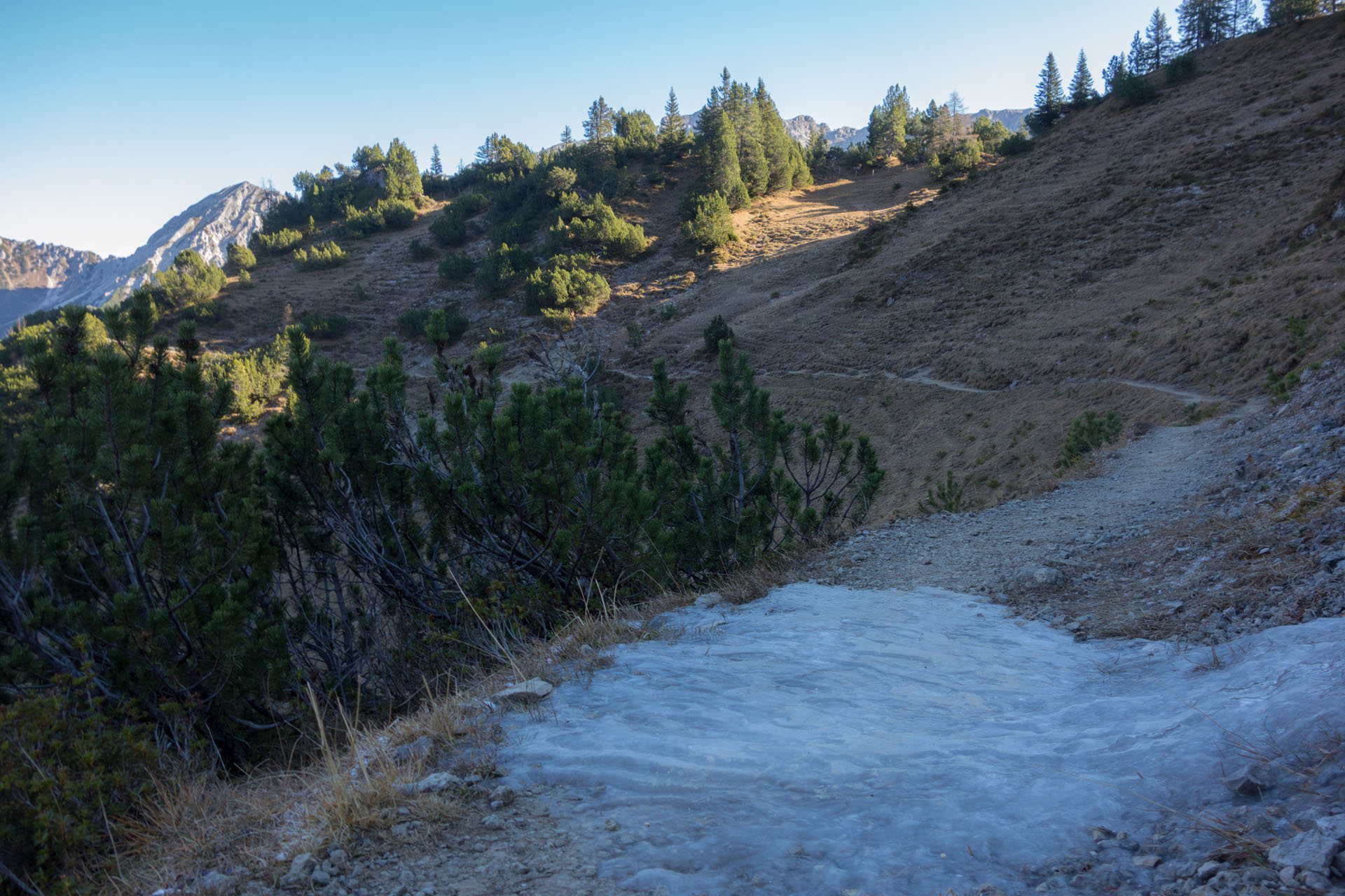 Eis auf Wanderweg