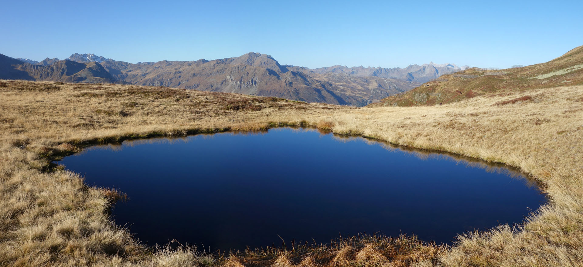 Tief blauer Bergsee