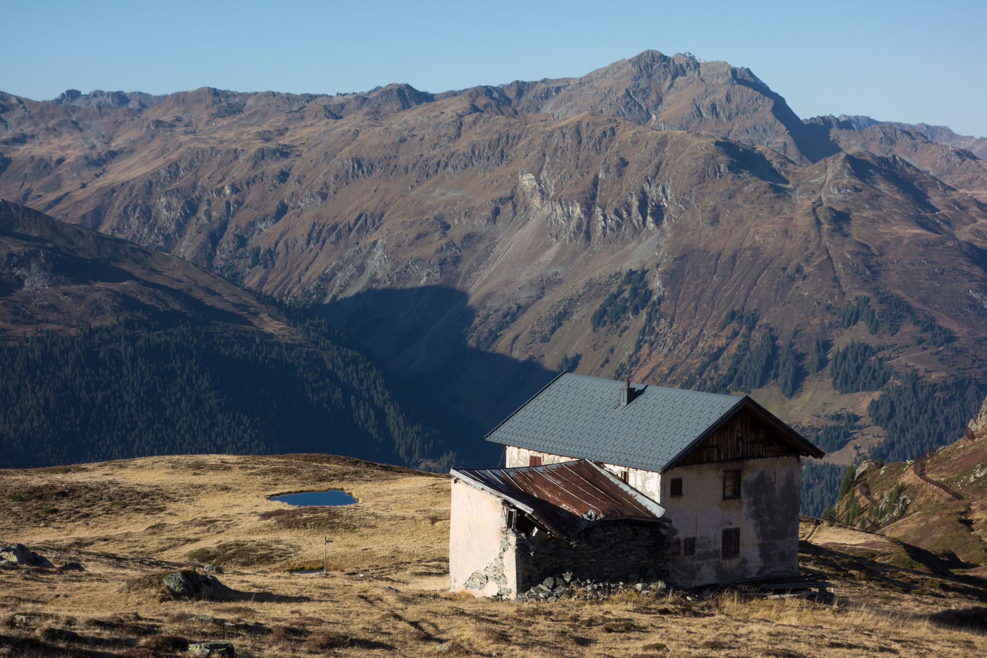 Versalhaus mit See