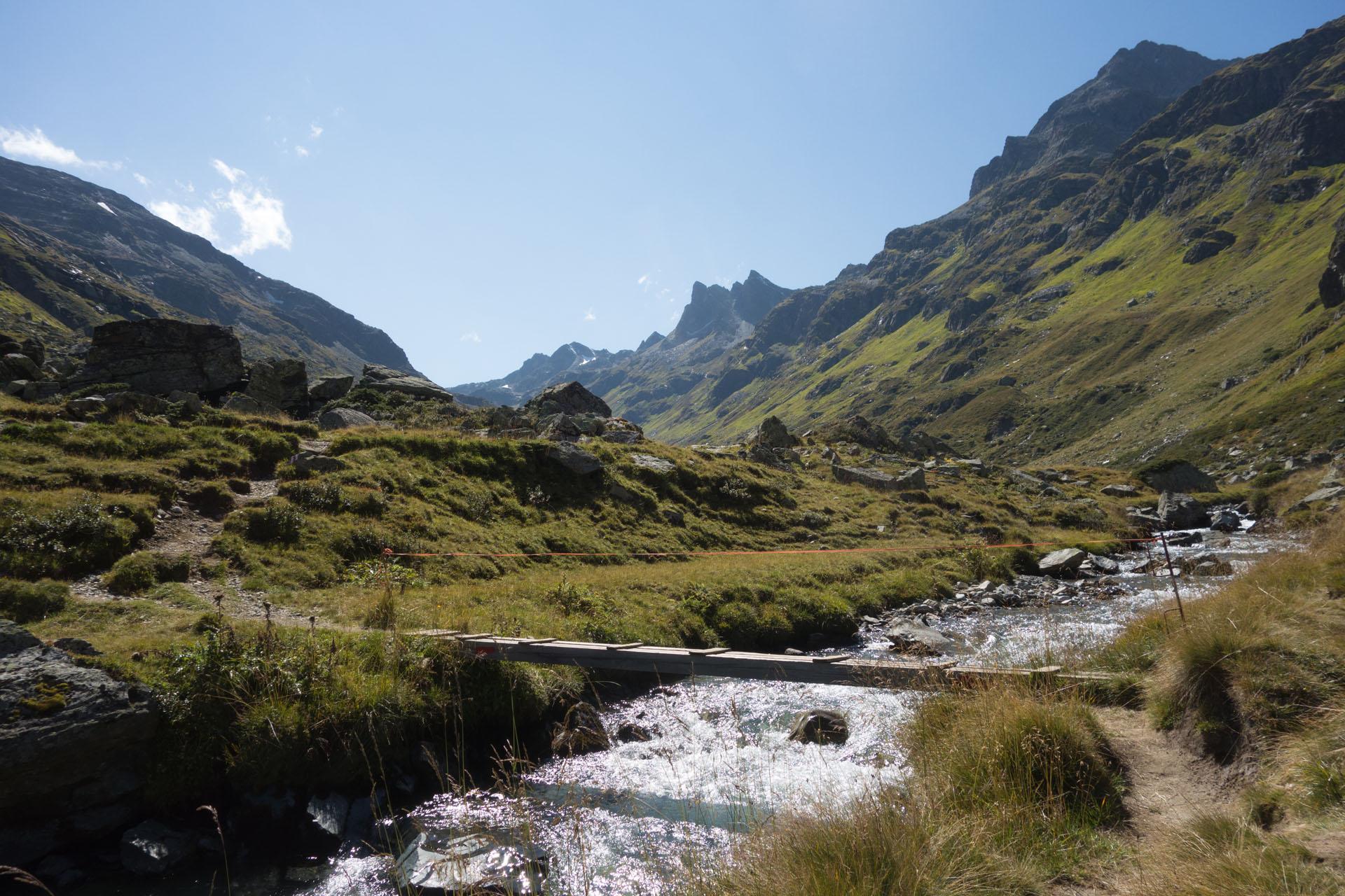 Holzsteg über Fluss
