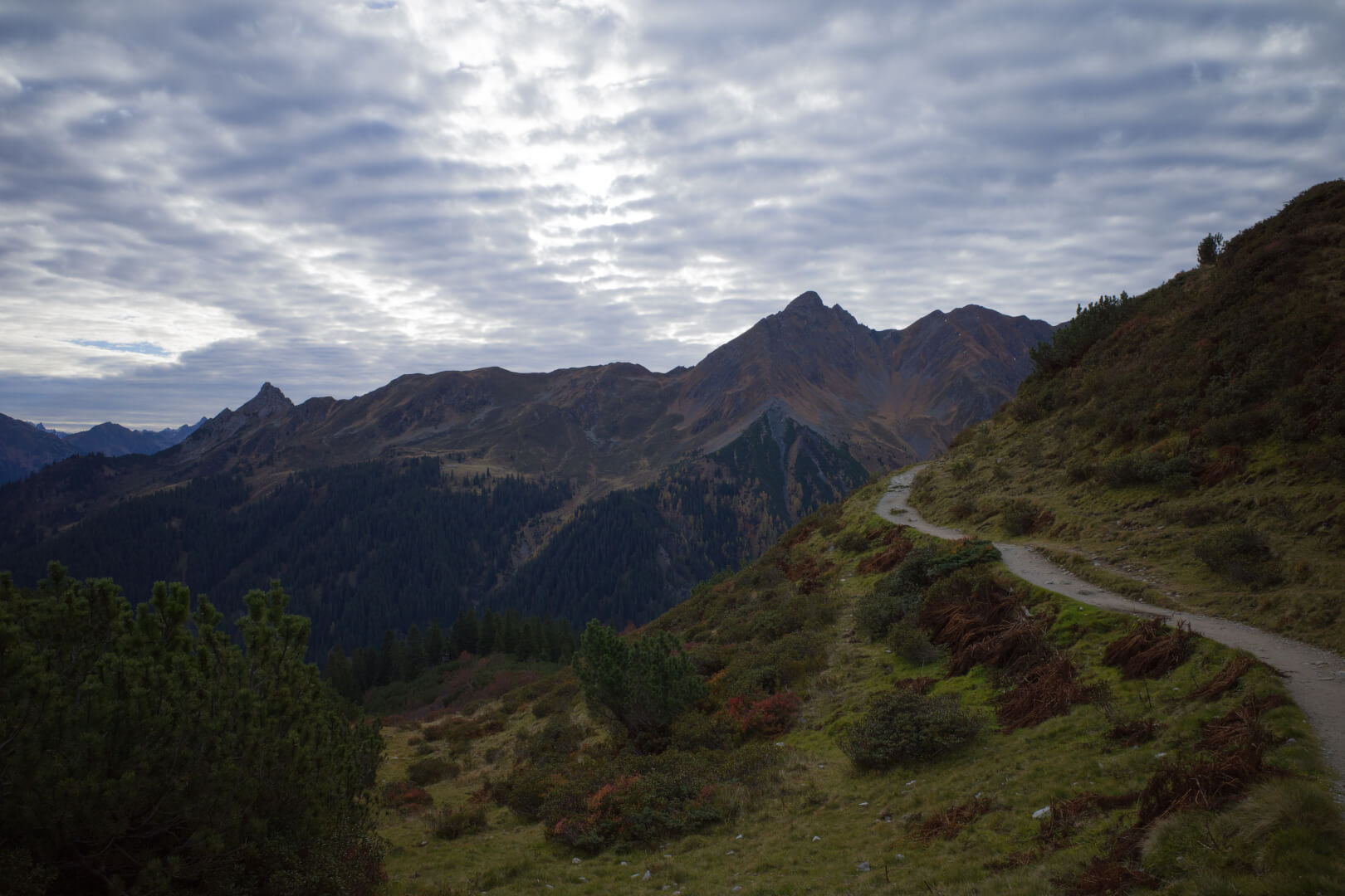 Hangweg bei bewölktem Wetter