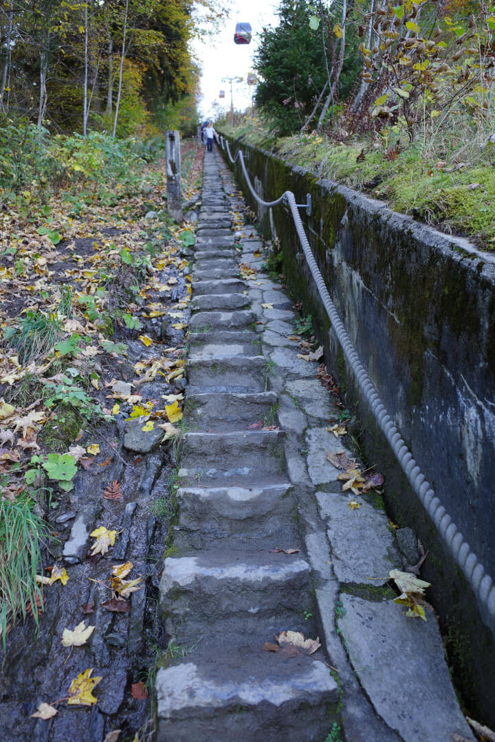 Treppe an Wasserleitung