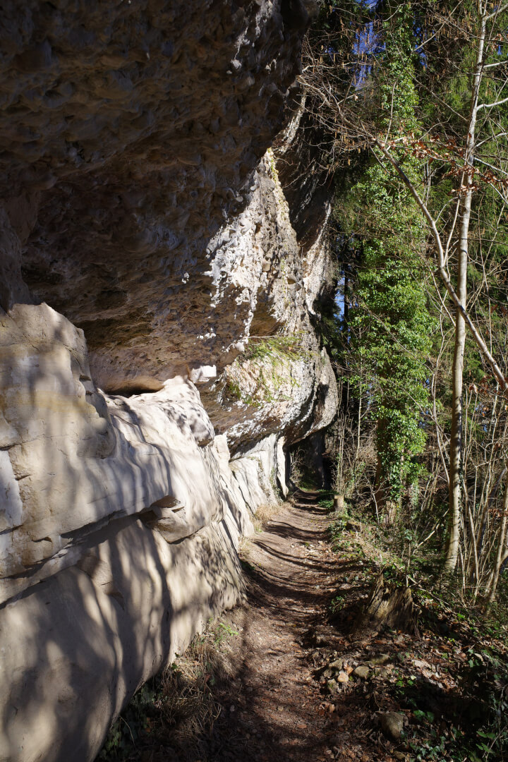 Weg unter Felswand