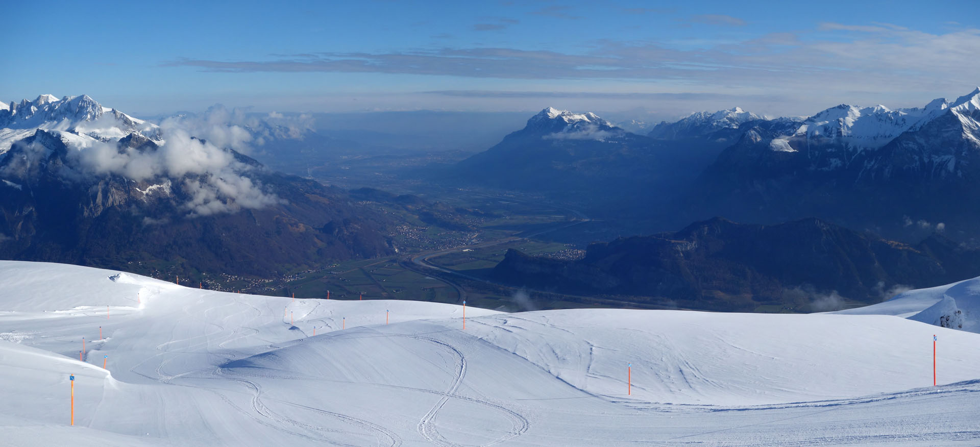 Neuschnee auf Skipiste