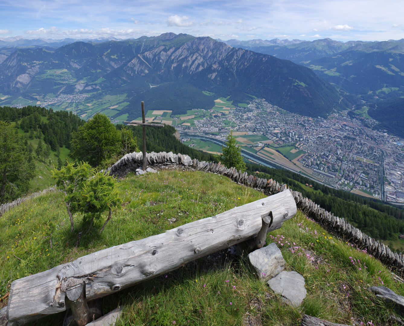 Aussichtsbank mit Tiefblick