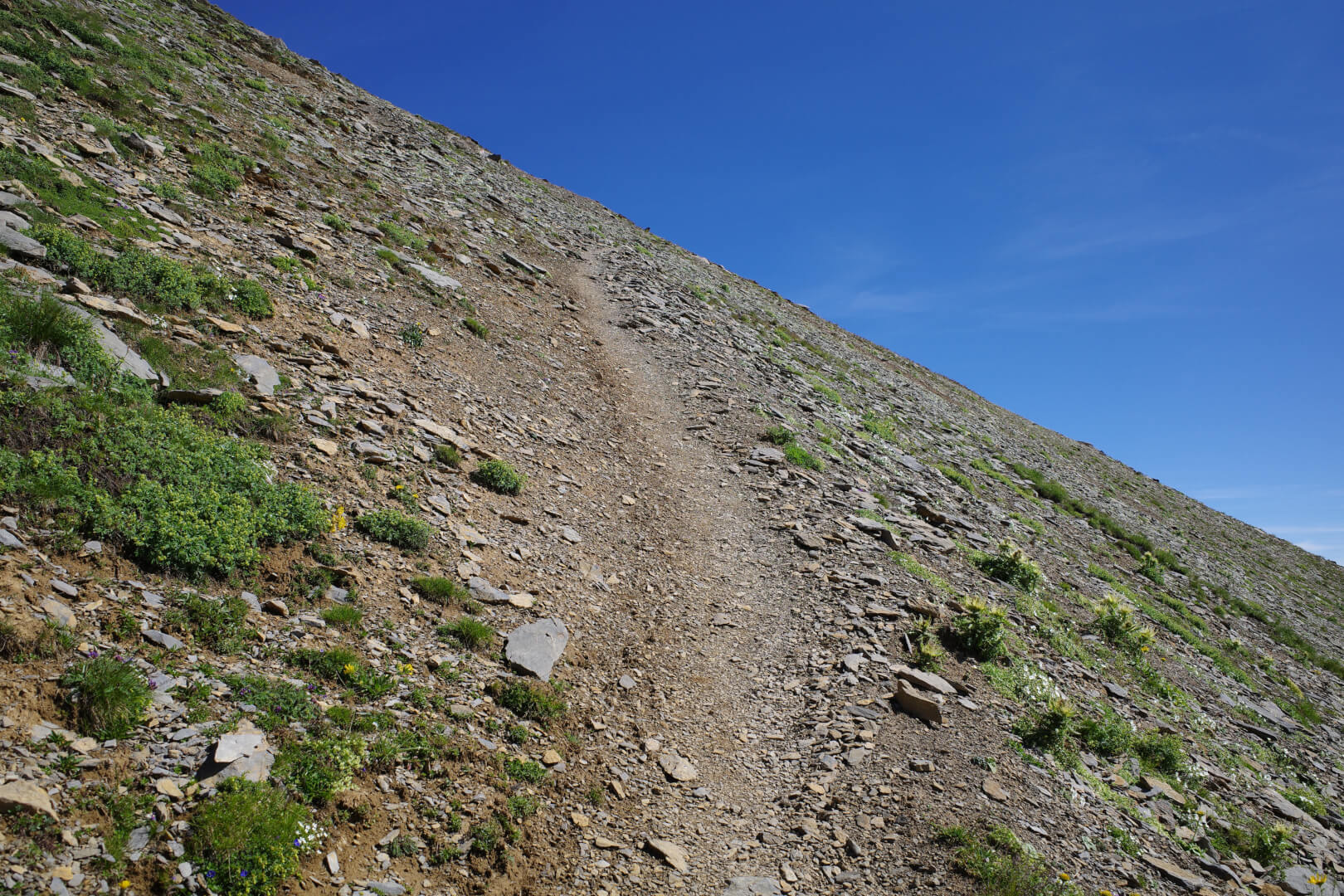 Steiler Weg über Schotter