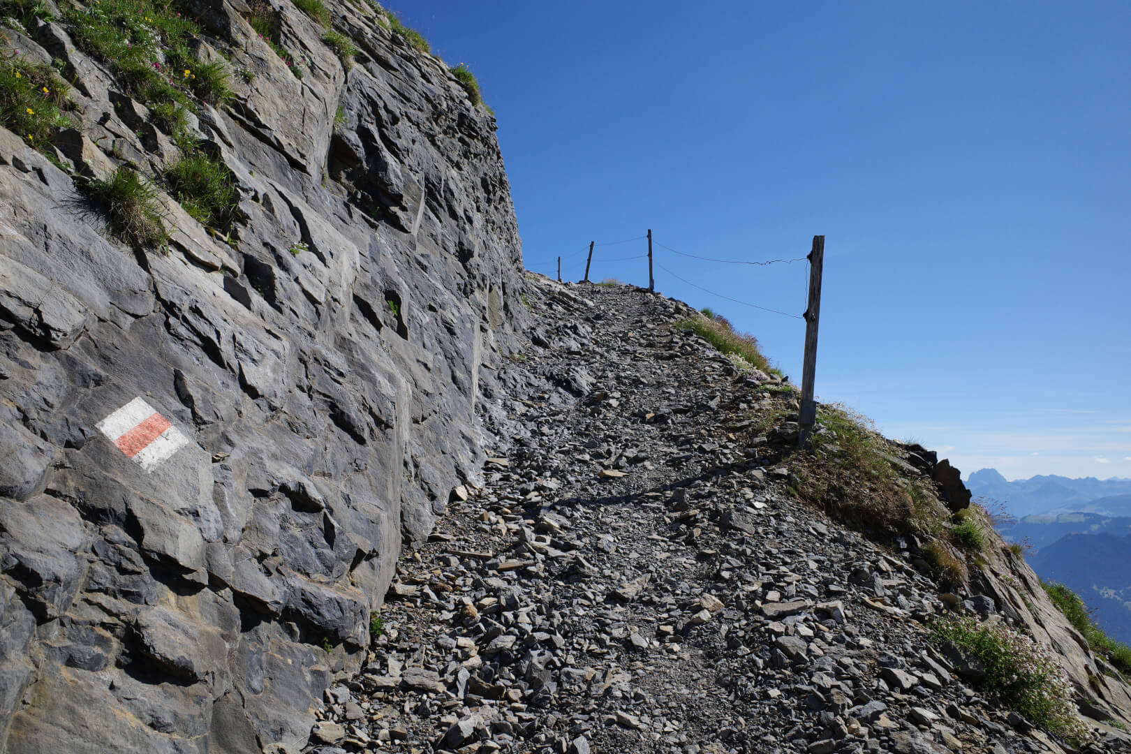 Wanderweg in Fels mit Zaun