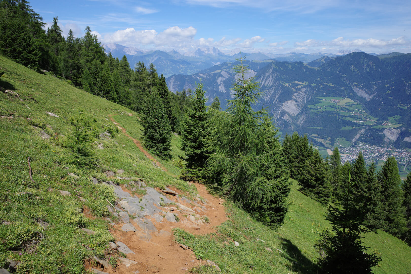 Weg auf roter Erde
