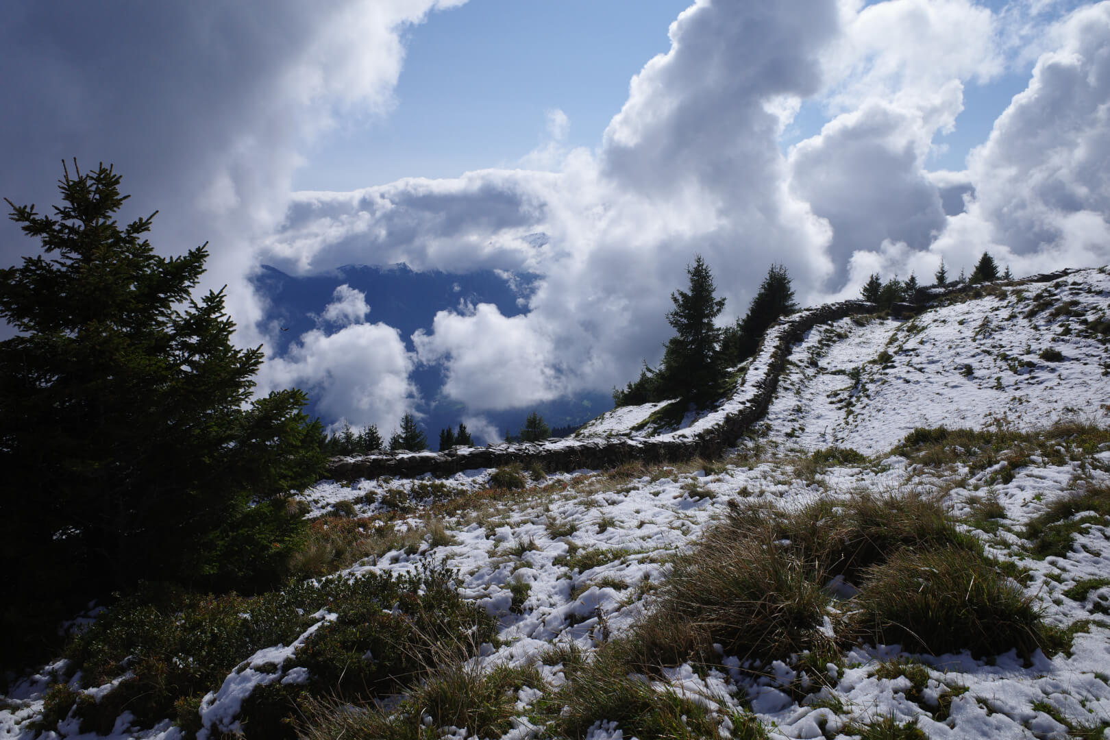 Alte Mauer mit Schnee