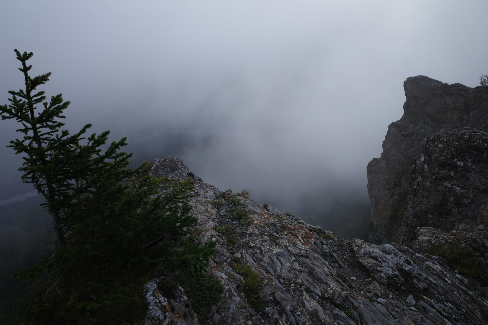 Felsen und Nebelschwaden