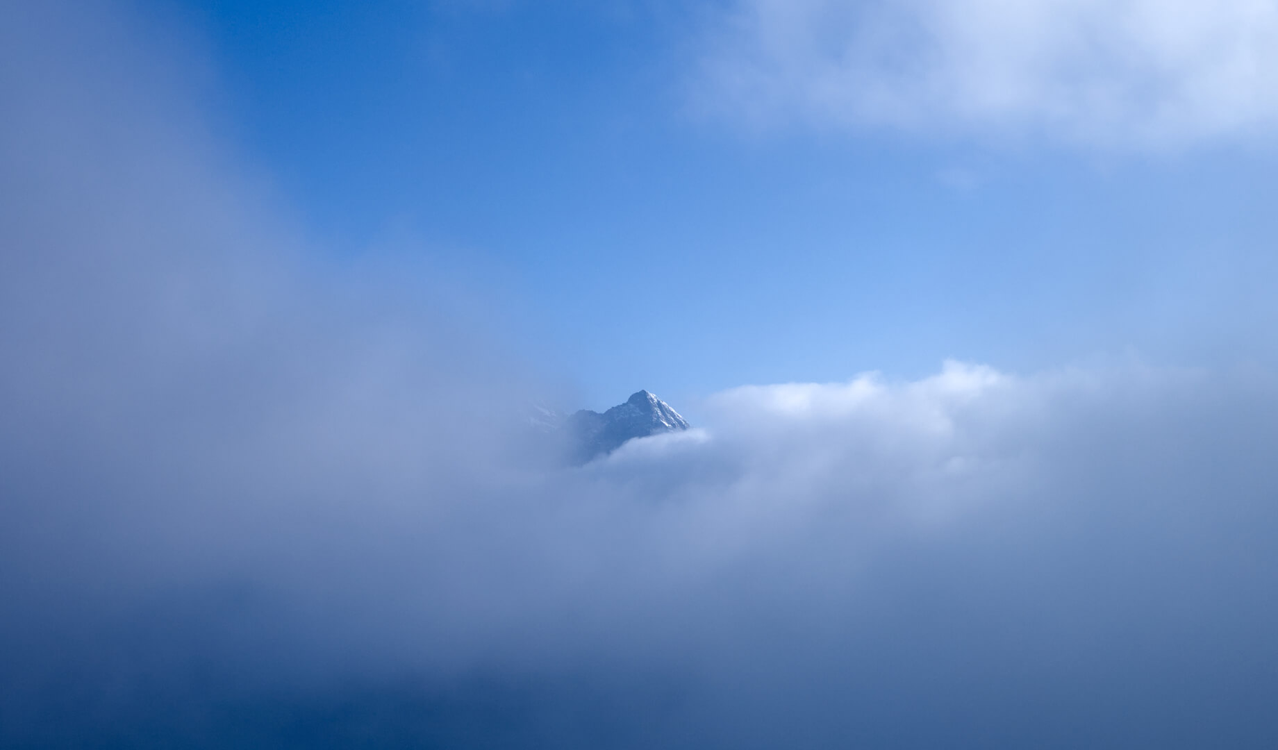 Gipfel zwischen Wolken