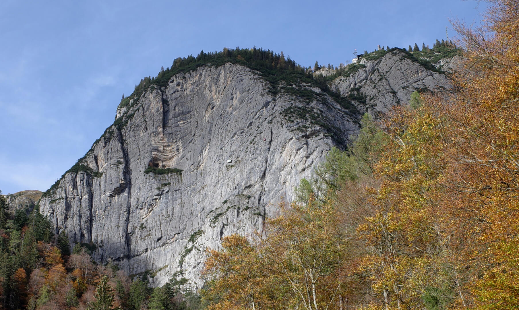 Vättnerberg Bahn vor Felswand