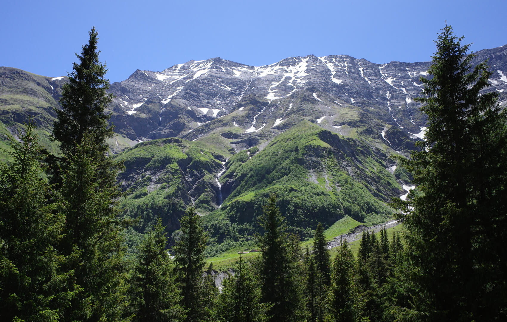 Hang mit Wasserfällen