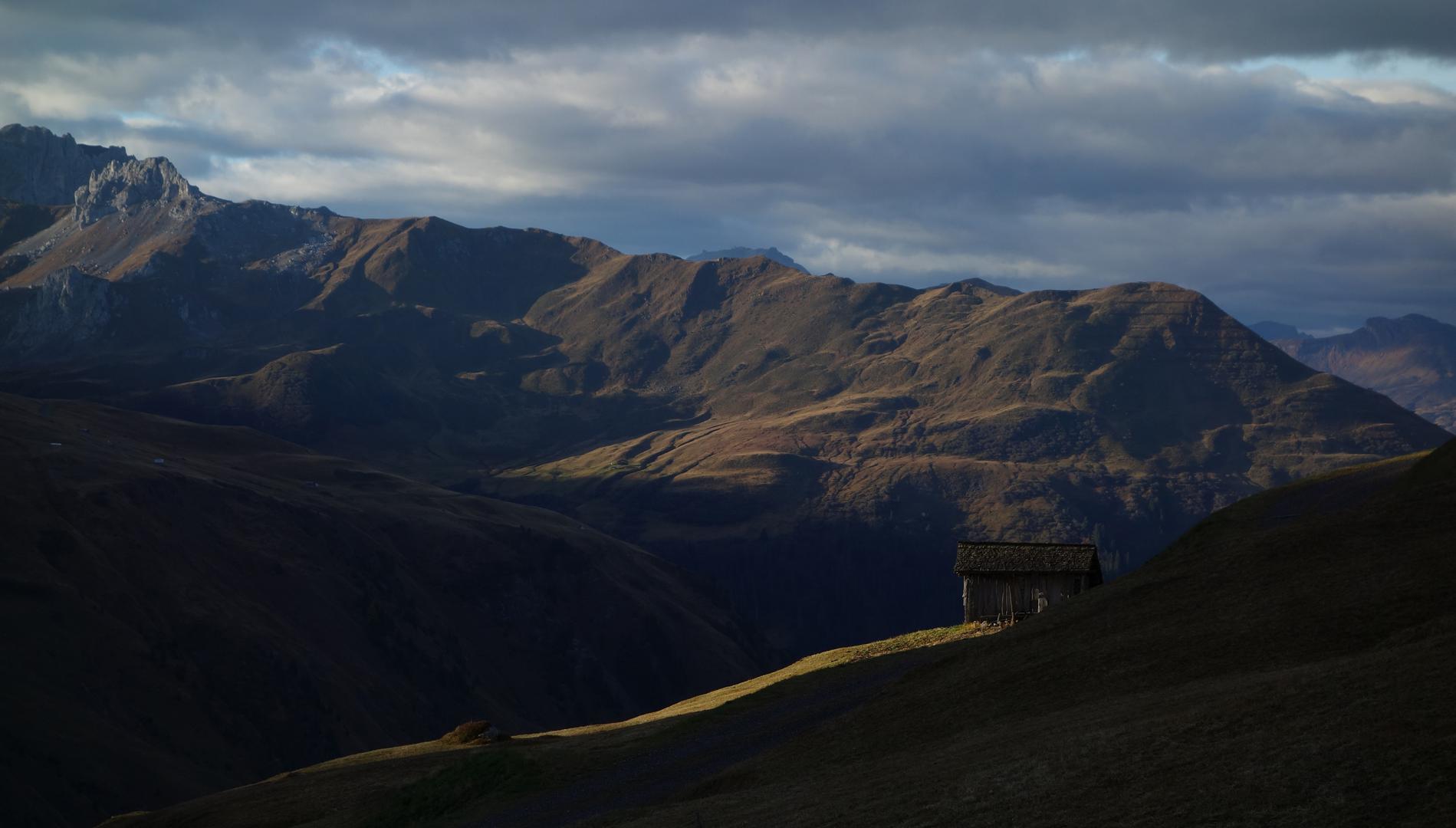 Hütte mit ersten Sonnenstrahlen