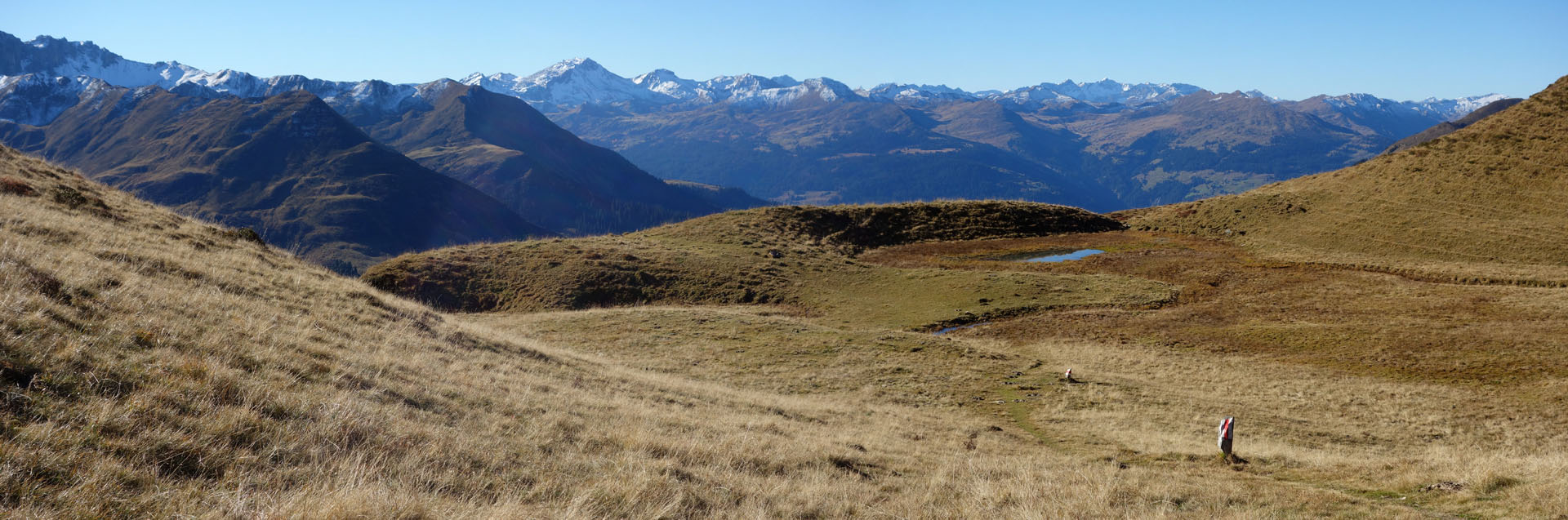 Wanderweg über braune Wiese