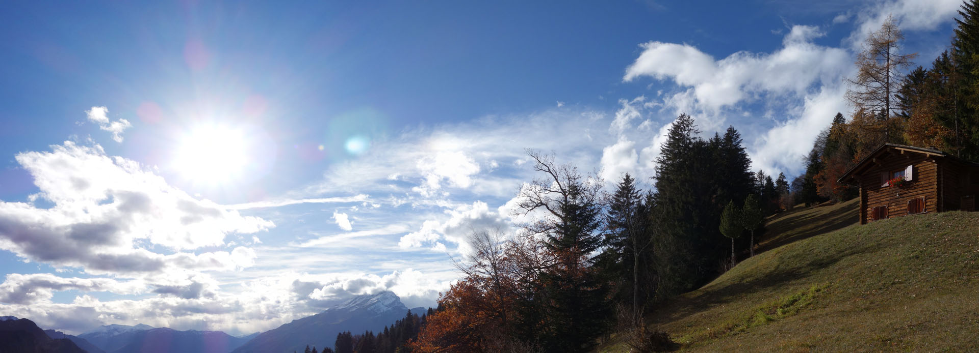Berghütte im Sonnenschein