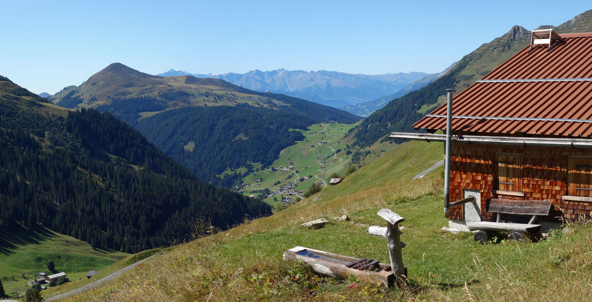 Alphütte mit Brunnen