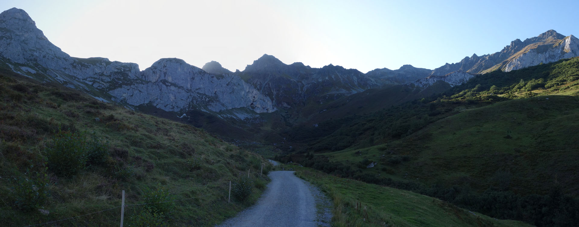Alpstraße im Schatten