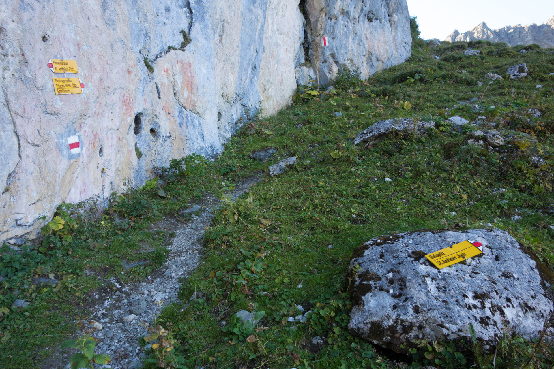 Wegweiser auf Felsen