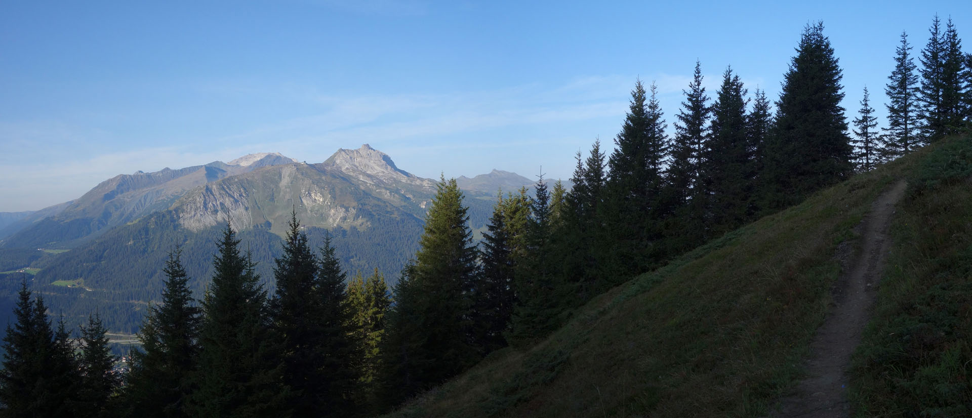Wanderweg im Schatten